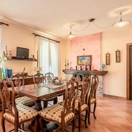 4 Bedroom Amazing In Casa vacanze