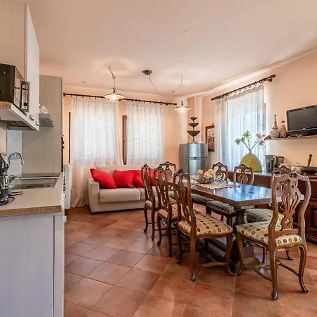 4 Bedroom Amazing In San Miniato