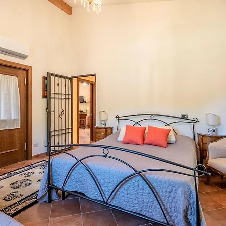 4 Bedroom Amazing In Hébergement de vacances San Miniato
